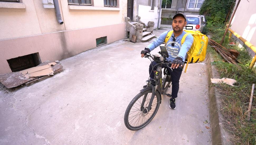 „Nu poţi fura un job pe care nimeni nu-l vrea”. Poveştile livratorilor străini din România: „Copilul mă întreabă mereu când mă întorc” 1019782