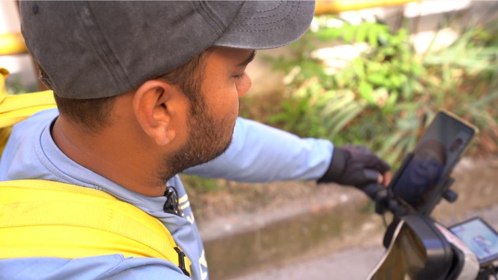 „Nu poţi fura un job pe care nimeni nu-l vrea”. Poveştile livratorilor străini din România: „Copilul mă întreabă mereu când mă întorc” 1019783