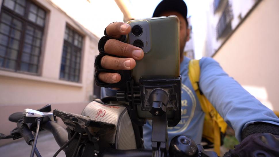 „Nu poţi fura un job pe care nimeni nu-l vrea”. Poveştile livratorilor străini din România: „Copilul mă întreabă mereu când mă întorc” 1019784