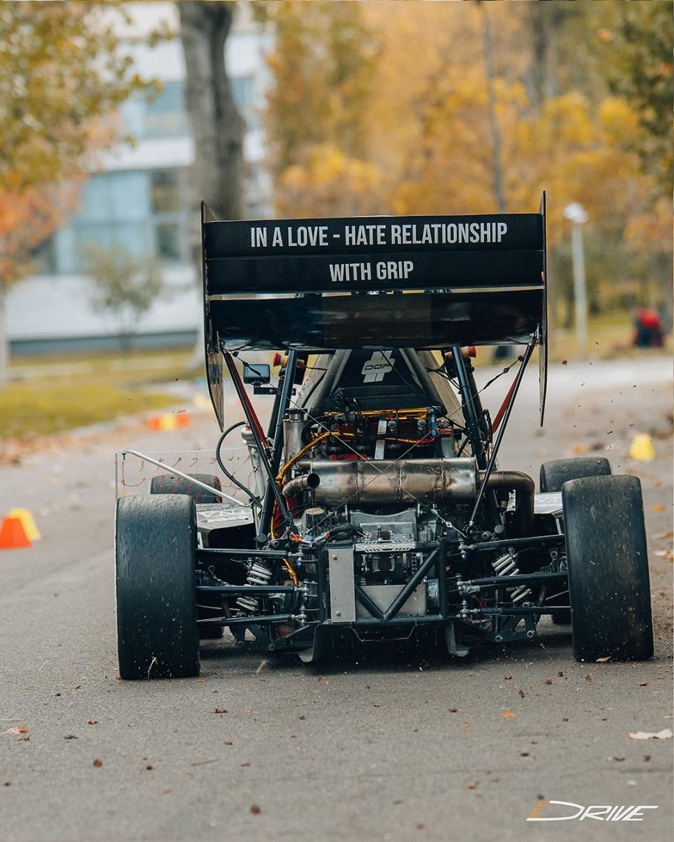 Studenţii Politehnicii Bucureşti au construit primul monopost românesc care va concura pe circuitele internaţionale. Cum arată DR06 1019728