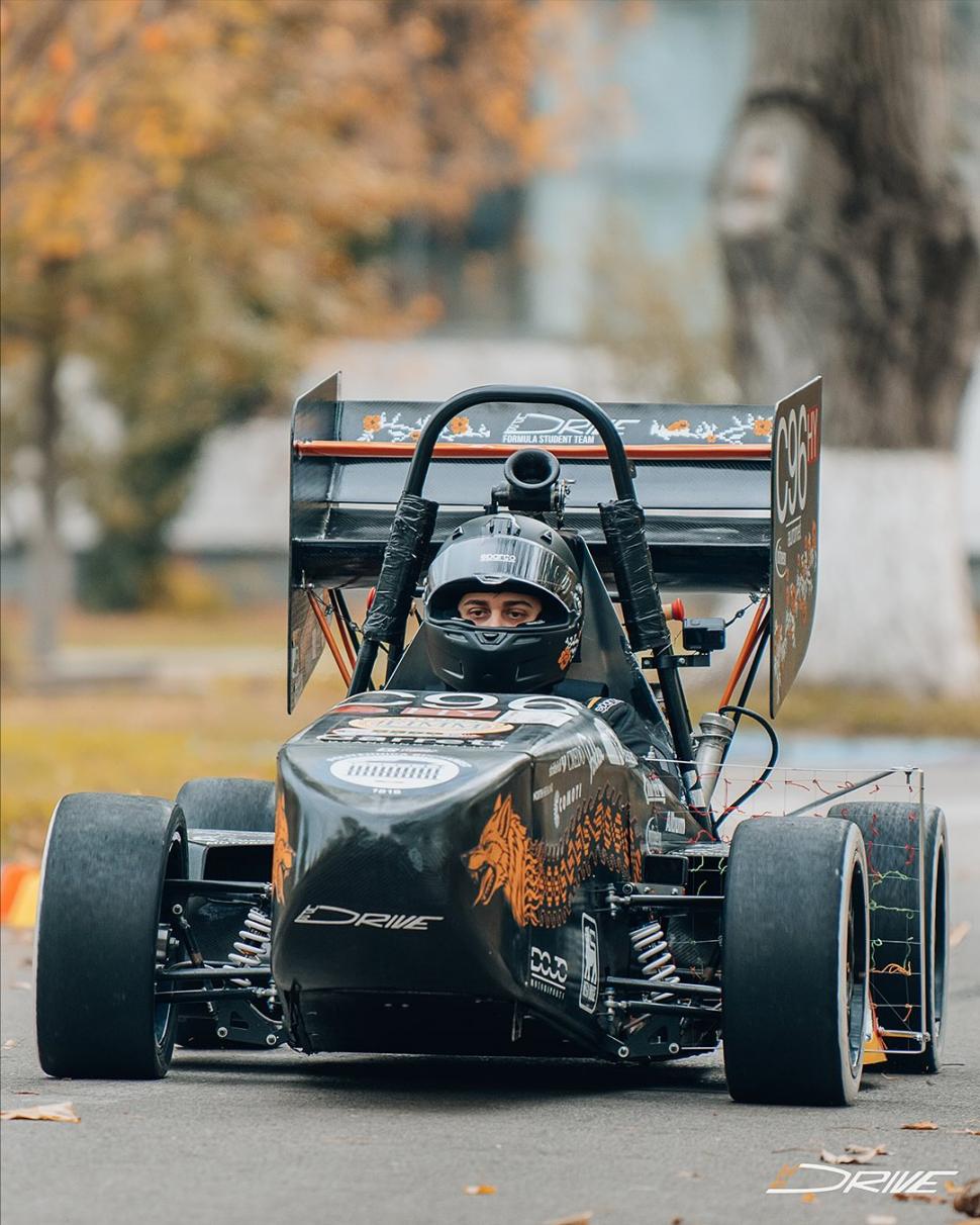 Studenţii Politehnicii Bucureşti au construit primul monopost românesc care va concura pe circuitele internaţionale. Cum arată DR06 1019729