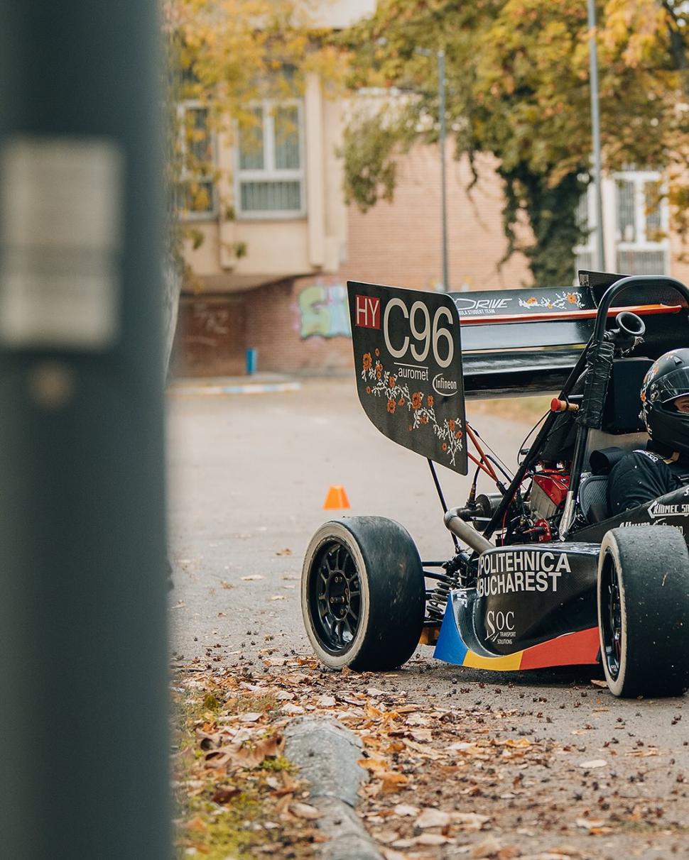 Studenţii Politehnicii Bucureşti au construit primul monopost românesc care va concura pe circuitele internaţionale. Cum arată DR06 1019731