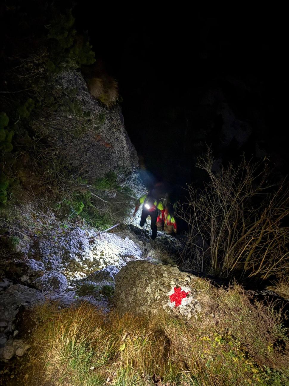 Băiatul de 17 ani, rămas blocat pe vârful Omu după ce a căzut și s-a rănit la coloană, a fost recuperat de salvamontiști 1019877