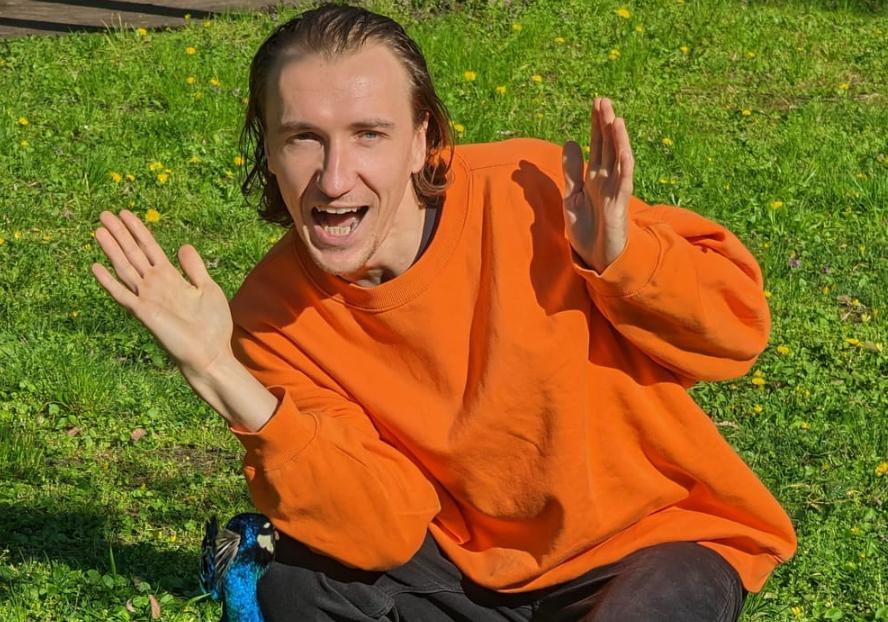 Un bărbat s-a pensionat la 32 de ani și explică metoda prin care a reușit asta. Acum trăiește viața la care a visat, în Thailanda 1019451