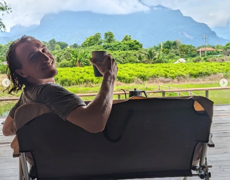 Un bărbat s-a pensionat la 32 de ani și explică metoda prin care a reușit asta. Acum trăiește viața la care a visat, în Thailanda 1019452