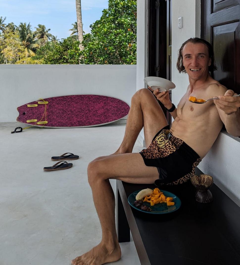 Un bărbat s-a pensionat la 32 de ani și explică metoda prin care a reușit asta. Acum trăiește viața la care a visat, în Thailanda 1019456