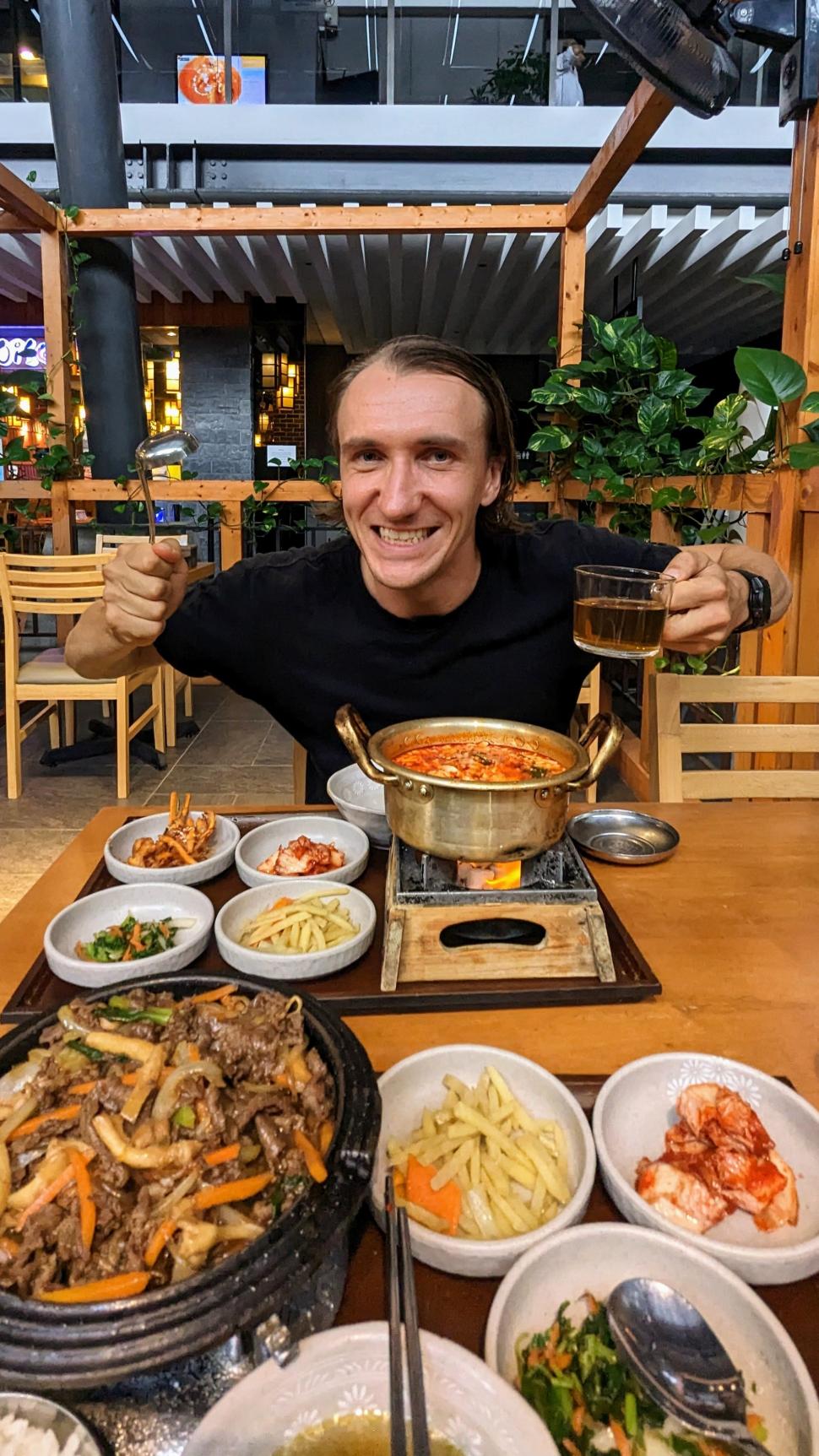 Un bărbat s-a pensionat la 32 de ani și explică metoda prin care a reușit asta. Acum trăiește viața la care a visat, în Thailanda 1019457