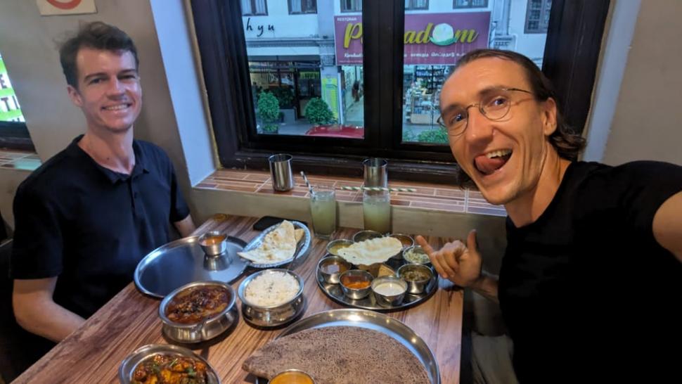 Un bărbat s-a pensionat la 32 de ani și explică metoda prin care a reușit asta. Acum trăiește viața la care a visat, în Thailanda 1019458