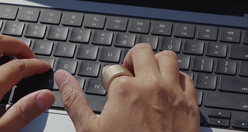A apărut inelul high-tech care înlocuiește mouse-ul: Cum funcționează și cât costă accesoriul care seamănă cu o bijuterie 1019937