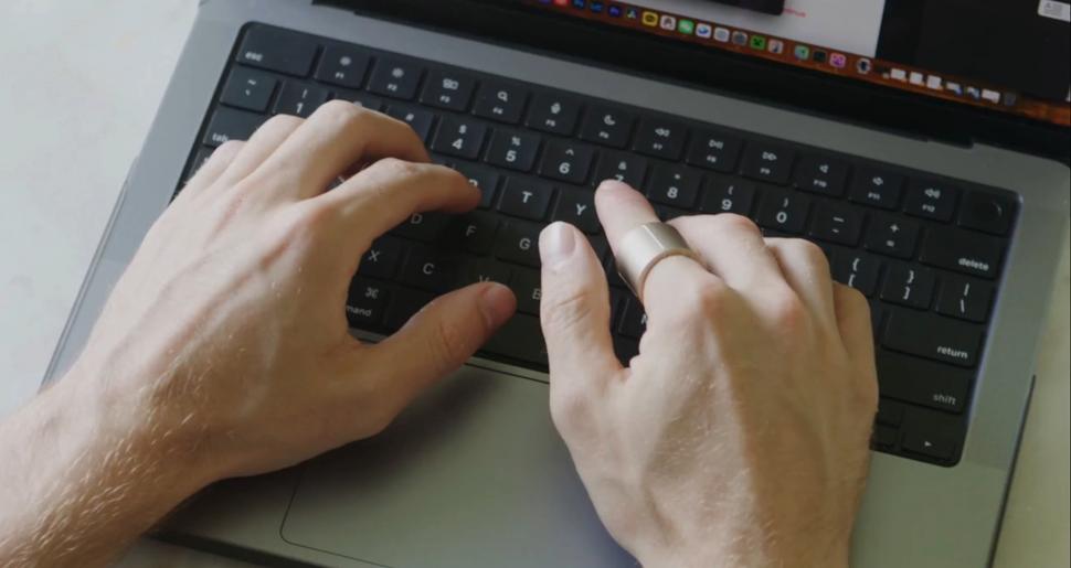 A apărut inelul high-tech care înlocuiește mouse-ul: Cum funcționează și cât costă accesoriul care seamănă cu o bijuterie 1019943