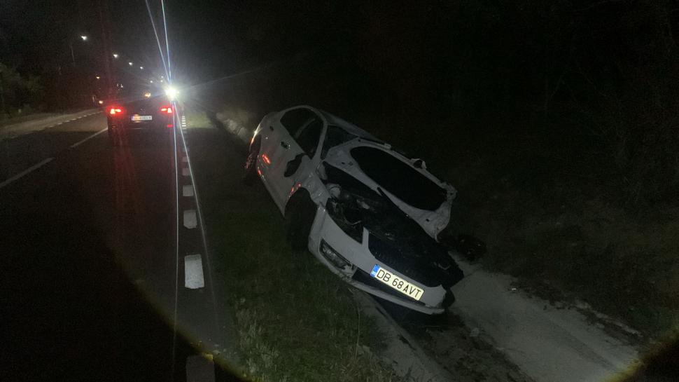 Accident grav pe un drum din Dâmboviţa, în care au fost implicate 5 maşini. Patru oameni au fost duşi la spital 1020237