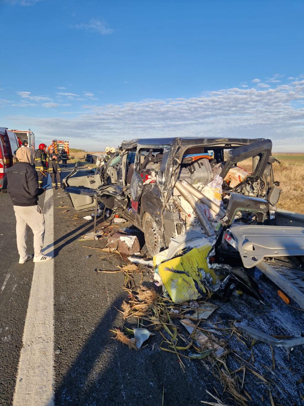 Accident teribil pe A1: un microbuz și un TIR s-au ciocnit. Nouă persoane sunt rănite  1019917