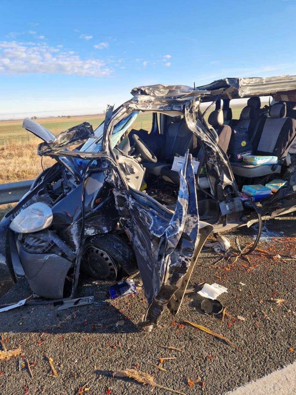 Accident teribil pe A1: un microbuz și un TIR s-au ciocnit. Nouă persoane sunt rănite  1019919