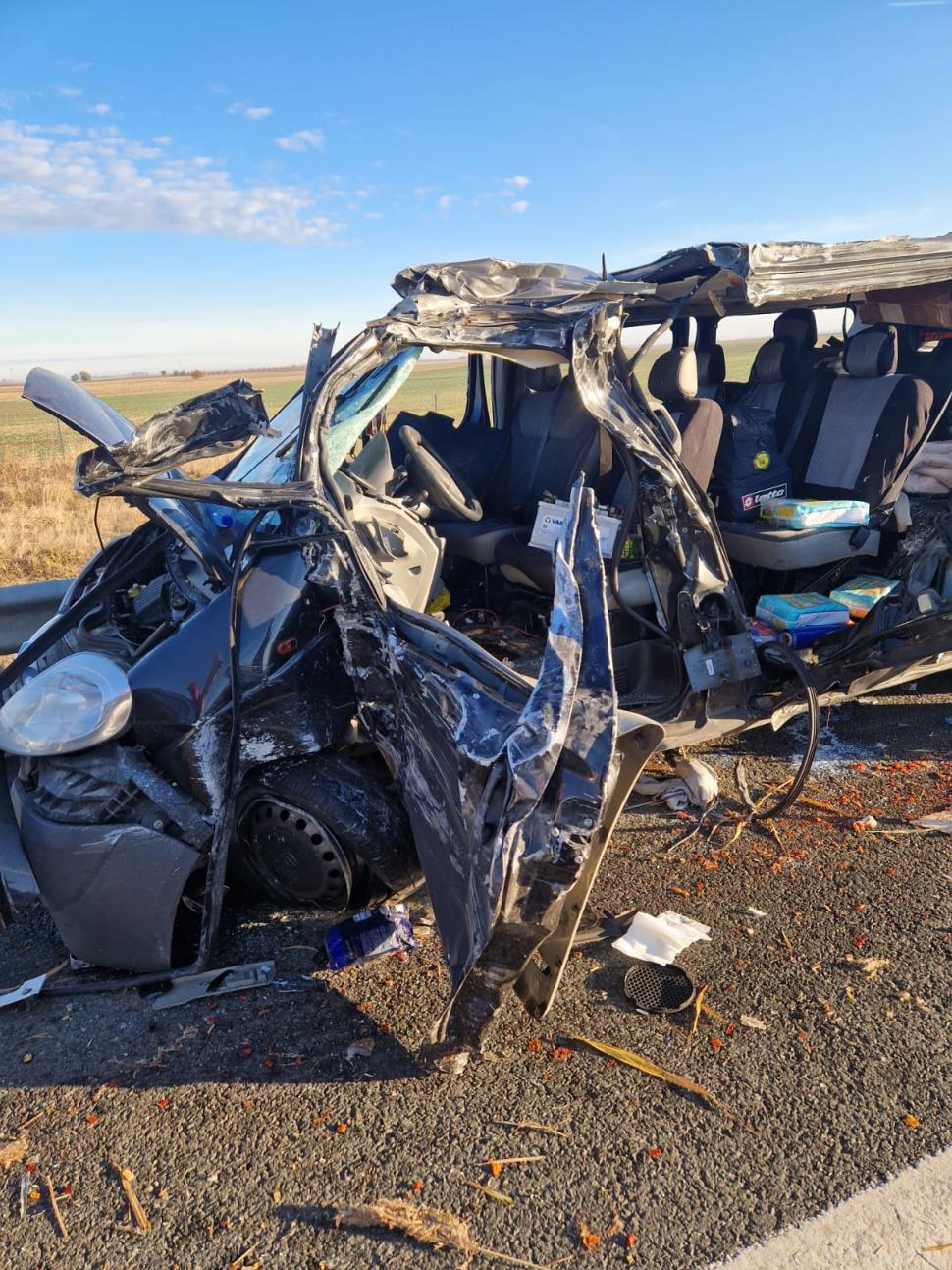 Accident teribil pe A1: un microbuz și un TIR s-au ciocnit. Nouă persoane sunt rănite  1019920