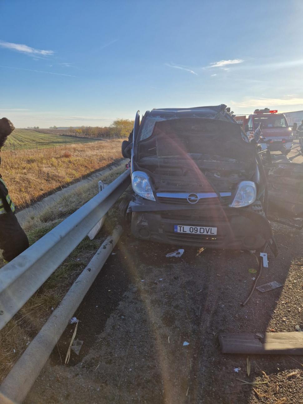 Accident teribil pe A1: un microbuz și un TIR s-au ciocnit. Nouă persoane sunt rănite  1019921