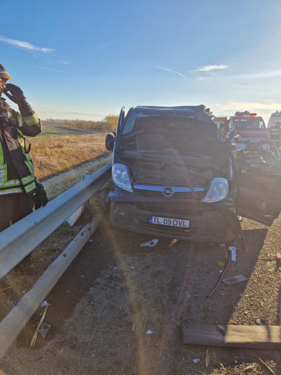 Accident teribil pe A1: un microbuz și un TIR s-au ciocnit. Nouă persoane sunt rănite  1019922