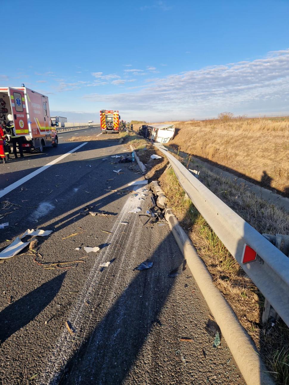 Accident teribil pe A1: un microbuz și un TIR s-au ciocnit. Nouă persoane sunt rănite  1019923