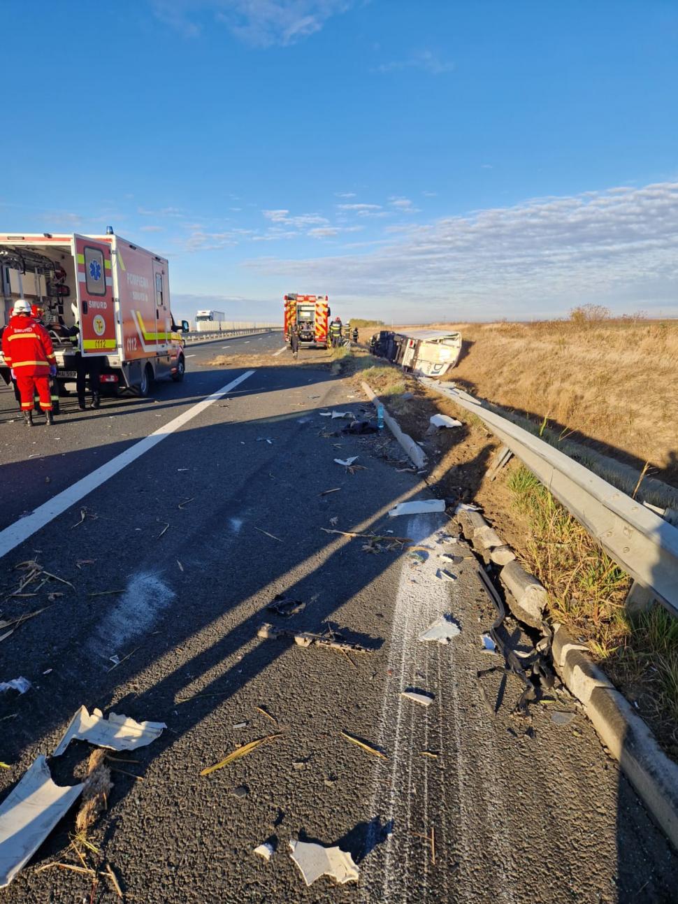 Accident teribil pe A1: un microbuz și un TIR s-au ciocnit. Nouă persoane sunt rănite  1019924