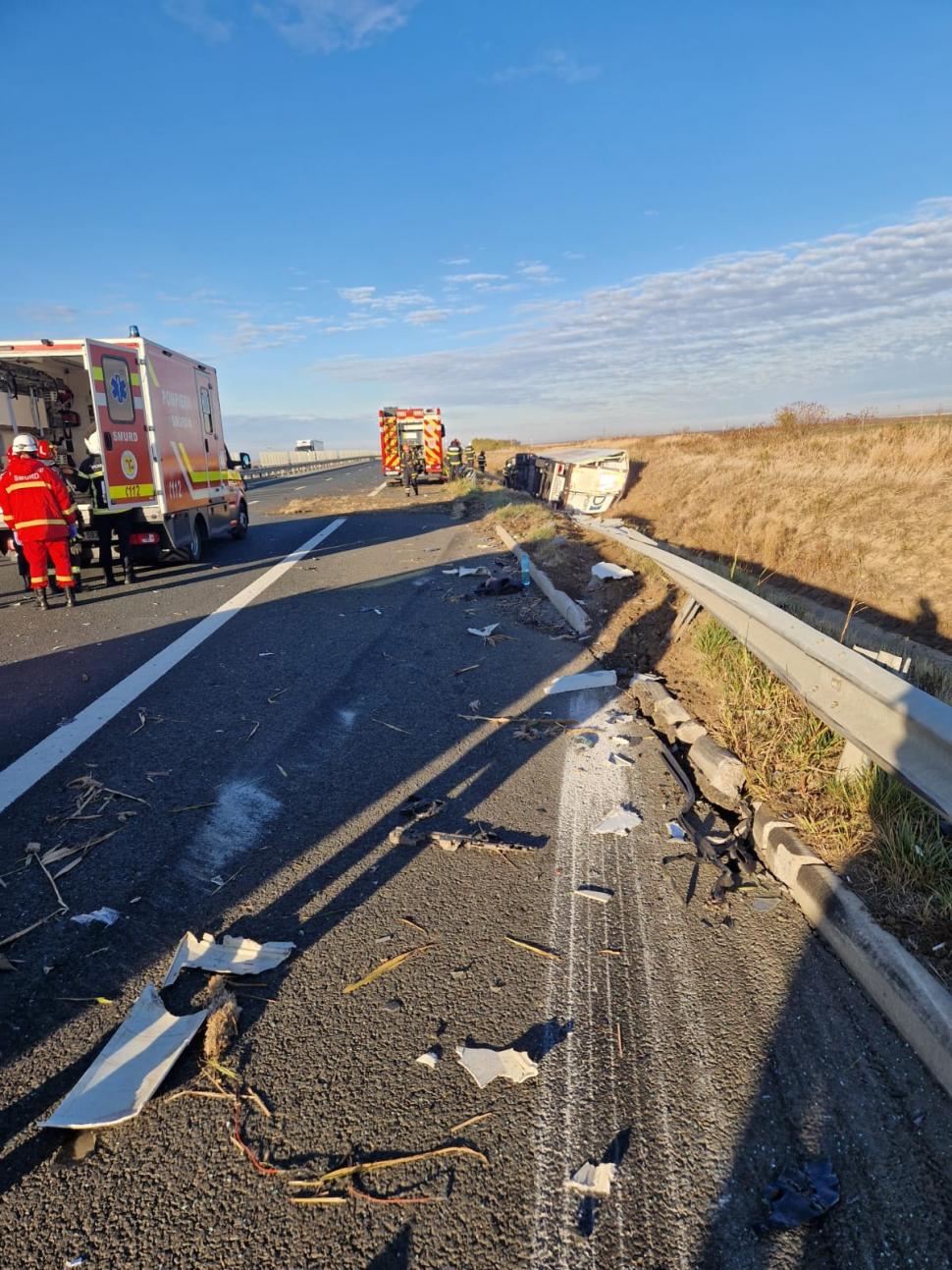 Accident teribil pe A1: un microbuz și un TIR s-au ciocnit. Nouă persoane sunt rănite  1019925