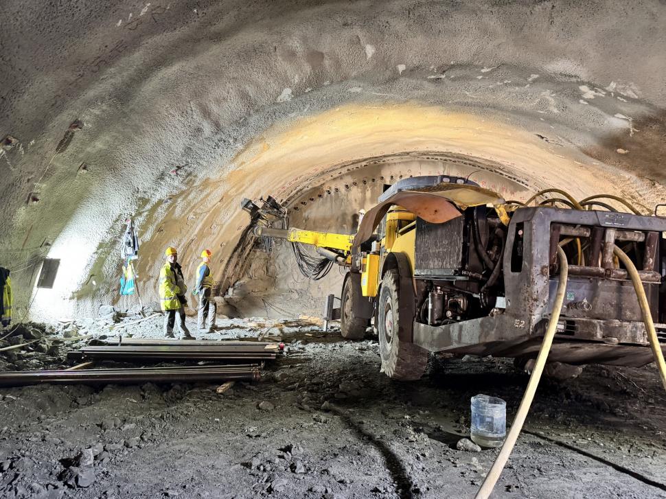  Imagini de pe șantierul Autostrăzii A1 Margina - Holdea: Lucrările la cele două tuneluri avansează constant. Când vor fi gata 1020190