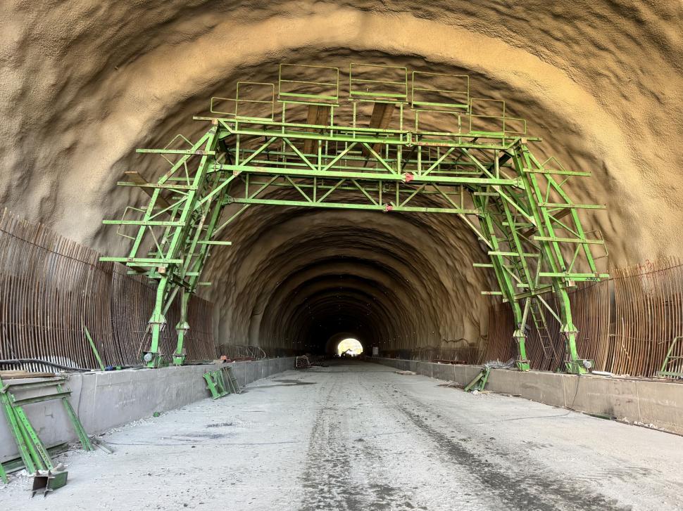  Imagini de pe șantierul Autostrăzii A1 Margina - Holdea: Lucrările la cele două tuneluri avansează constant. Când vor fi gata 1020191