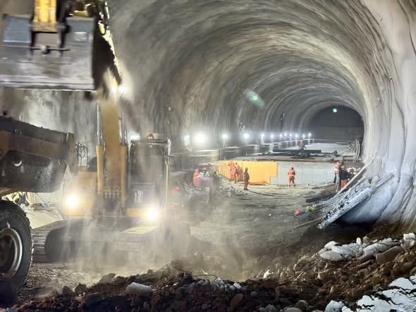  Imagini de pe șantierul Autostrăzii A1 Margina - Holdea: Lucrările la cele două tuneluri avansează constant. Când vor fi gata 1020195