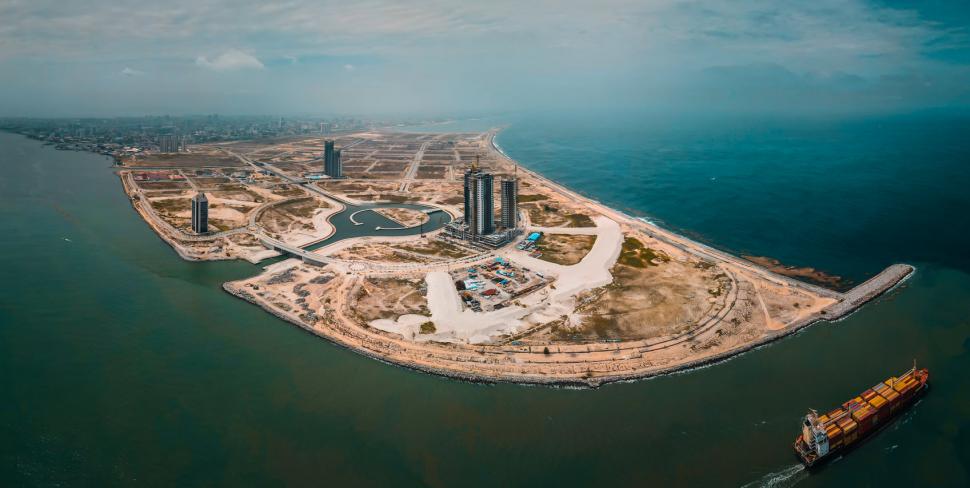 Mega-orașul construit pe o insulă artificială din ocean e 80% gata. Cum arată acum vs. viitorul Eko Atlantic, numit „Dubaiul Africii” 1020076