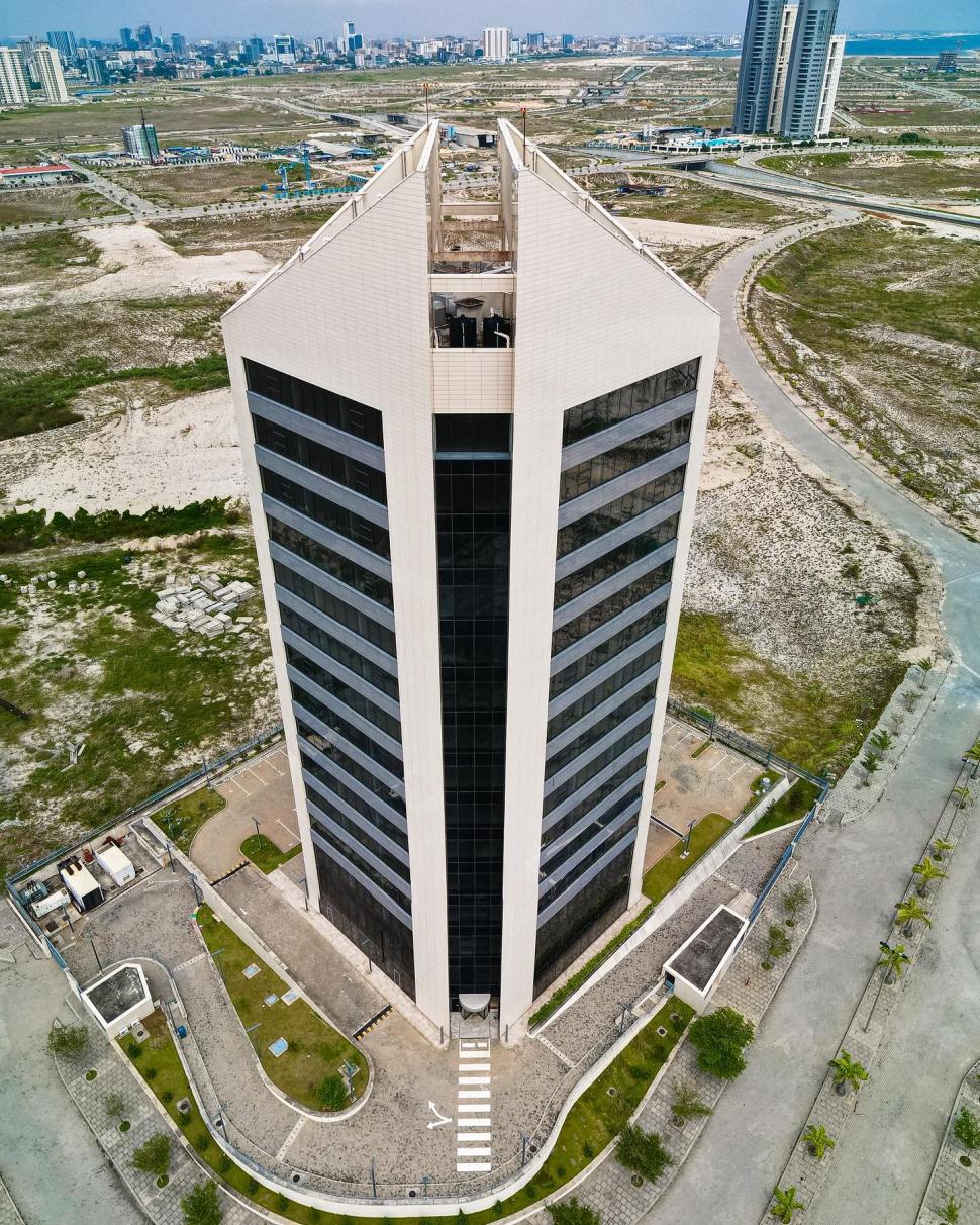 Mega-orașul construit pe o insulă artificială din ocean e 80% gata. Cum arată acum vs. viitorul Eko Atlantic, numit „Dubaiul Africii” 1020078