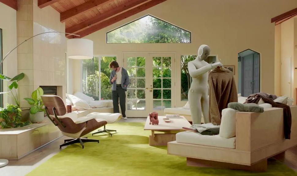 Neo devine primul robot umanoid din lume pentru treburi casnice lansat pe piață. Ciudat e că ar putea veni „la pachet” cu un om 1019977