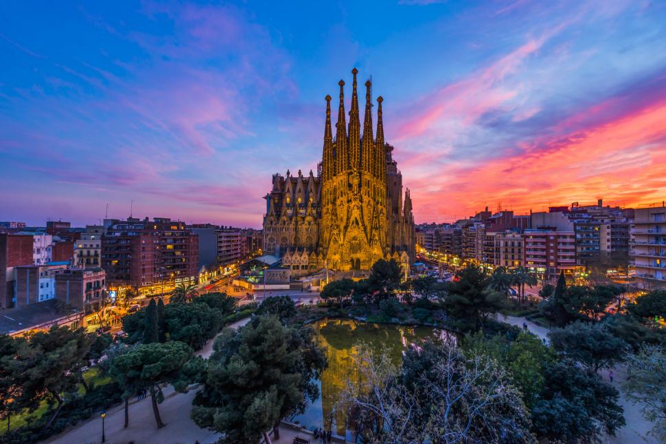 Sagrada Familia din Barcelona a devenit cea mai înaltă biserică din lume 1019898