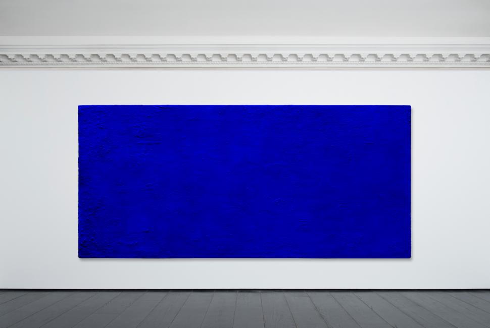 Tablou complet albastru, viral după ce s-a vândut cu 18.4 milioane de euro. Mulți români râd de pânza lui Yves Klein: „Refuz să cred” 1020126