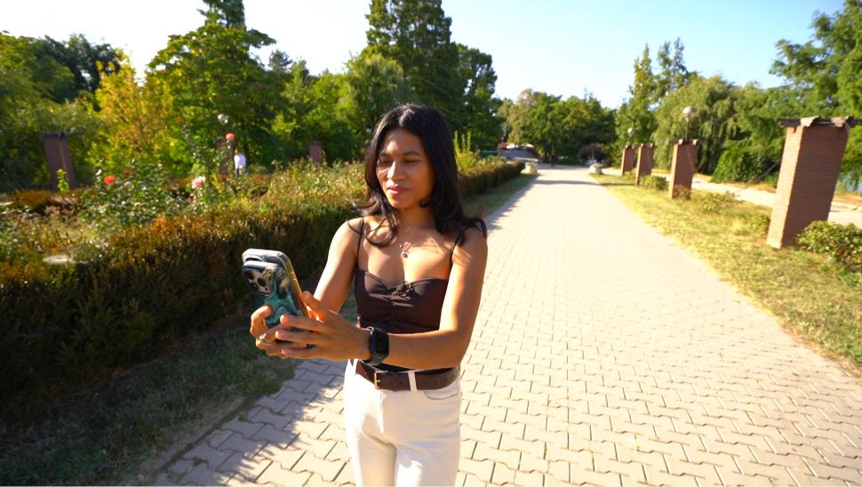 Tânăra din Indonezia care e virală pe TikTok în timp ce promovează România: „Pentru iubire am venit aici. Iubitul a fost curajul meu” 1020158