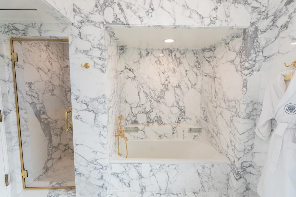 Marmură de la podea până în tavan. Donald Trump se laudă cu renovarea unei băi din Casa Albă  1020292