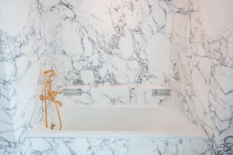 Marmură de la podea până în tavan. Donald Trump se laudă cu renovarea unei băi din Casa Albă  1020295