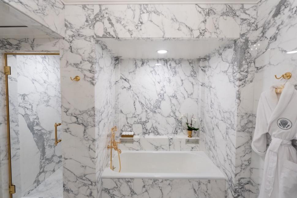 Marmură de la podea până în tavan. Donald Trump se laudă cu renovarea unei băi din Casa Albă  1020296