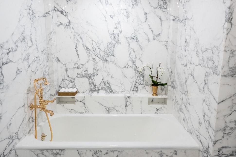 Marmură de la podea până în tavan. Donald Trump se laudă cu renovarea unei băi din Casa Albă  1020297