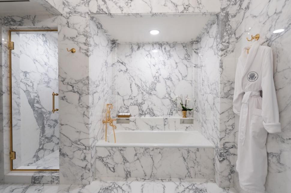 Marmură de la podea până în tavan. Donald Trump se laudă cu renovarea unei băi din Casa Albă  1020298