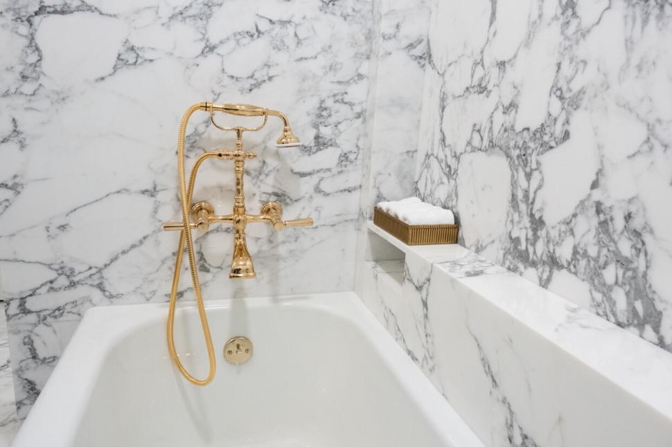 Marmură de la podea până în tavan. Donald Trump se laudă cu renovarea unei băi din Casa Albă  1020307