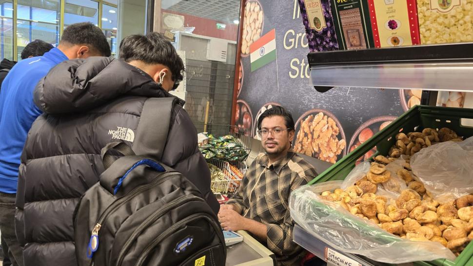 Cum a ajuns Oborul "acasă" pentru muncitorii din Asia. Micii sfârâie astăzi lângă curry si lapte de cocos 1020395