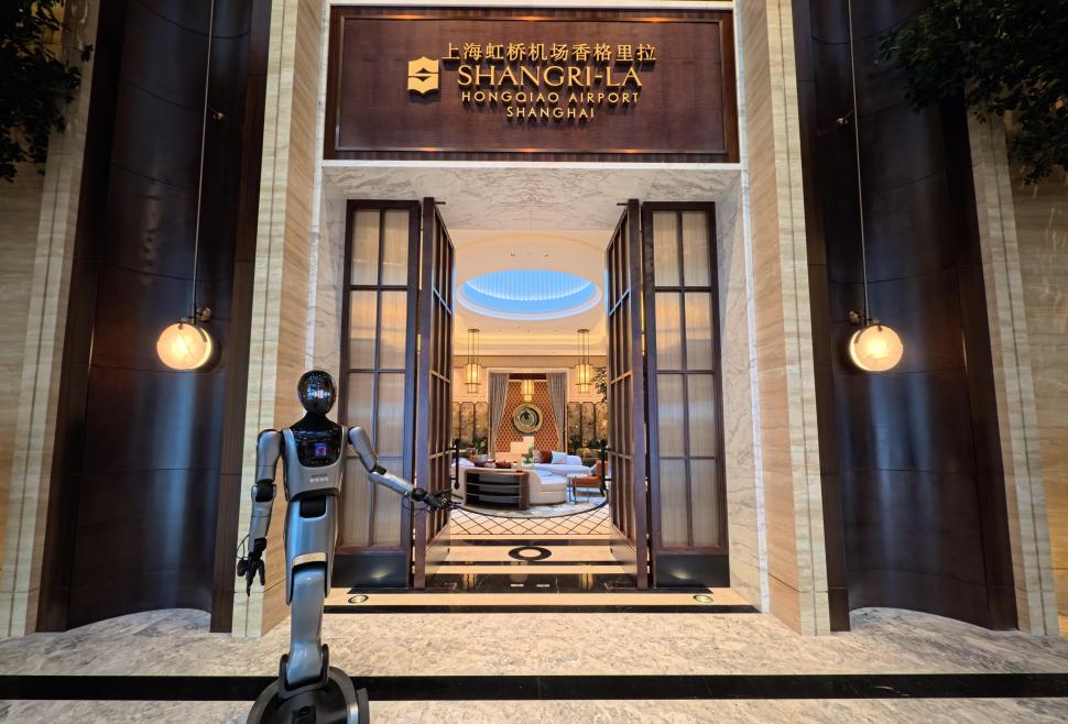 Roboții umanoizi înlocuiesc deja oamenii în HoReCa: Cum arată „angajații” de metal care întâmpină oaspeții unui hotel nou din Shanghai 1020599