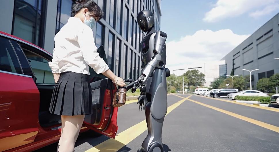 Roboții umanoizi înlocuiesc deja oamenii în HoReCa: Cum arată „angajații” de metal care întâmpină oaspeții unui hotel nou din Shanghai 1020600