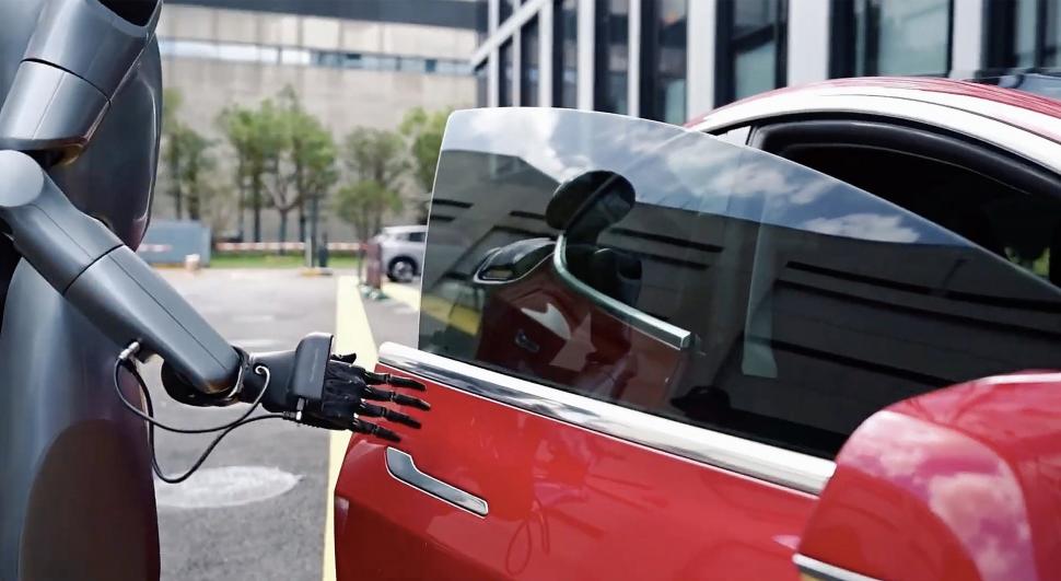 Roboții umanoizi înlocuiesc deja oamenii în HoReCa: Cum arată „angajații” de metal care întâmpină oaspeții unui hotel nou din Shanghai 1020601