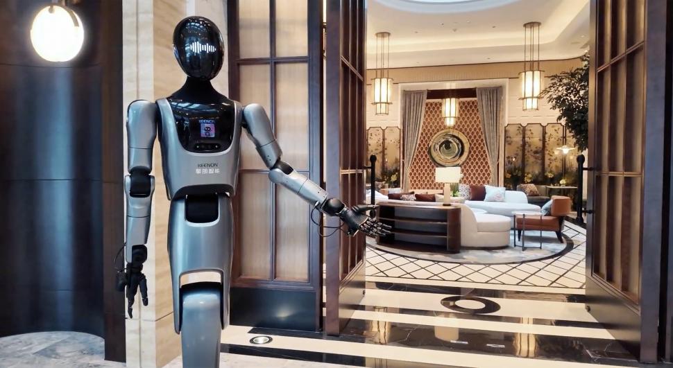 Roboții umanoizi înlocuiesc deja oamenii în HoReCa: Cum arată „angajații” de metal care întâmpină oaspeții unui hotel nou din Shanghai 1020603