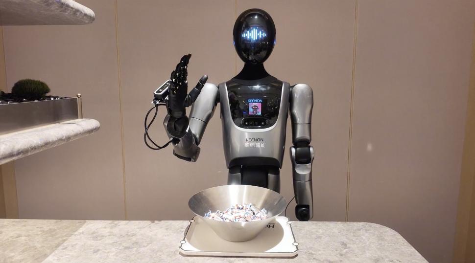 Roboții umanoizi înlocuiesc deja oamenii în HoReCa: Cum arată „angajații” de metal care întâmpină oaspeții unui hotel nou din Shanghai 1020604