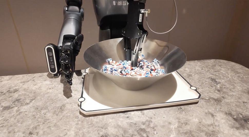 Roboții umanoizi înlocuiesc deja oamenii în HoReCa: Cum arată „angajații” de metal care întâmpină oaspeții unui hotel nou din Shanghai 1020605