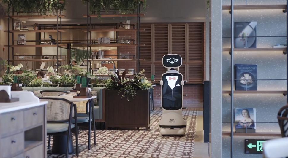 Roboții umanoizi înlocuiesc deja oamenii în HoReCa: Cum arată „angajații” de metal care întâmpină oaspeții unui hotel nou din Shanghai 1020607