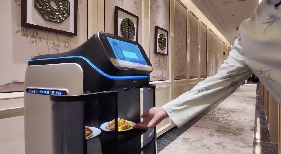 Roboții umanoizi înlocuiesc deja oamenii în HoReCa: Cum arată „angajații” de metal care întâmpină oaspeții unui hotel nou din Shanghai 1020608