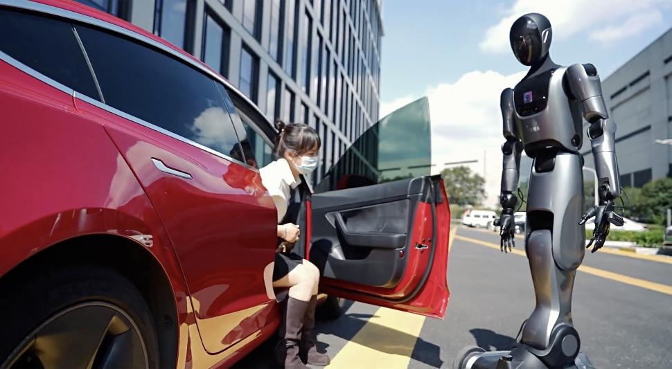 Roboții umanoizi înlocuiesc deja oamenii în HoReCa: Cum arată „angajații” de metal care întâmpină oaspeții unui hotel nou din Shanghai 1020609