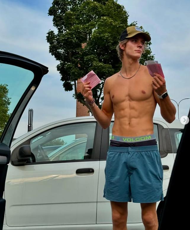 După ce și-a făcut cont pe OnlyFans, un sportiv britanic s-a filmat într-o ipostază intimă în avion și a fost suspendat 1020628