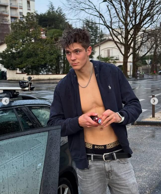 După ce și-a făcut cont pe OnlyFans, un sportiv britanic s-a filmat într-o ipostază intimă în avion și a fost suspendat 1020629